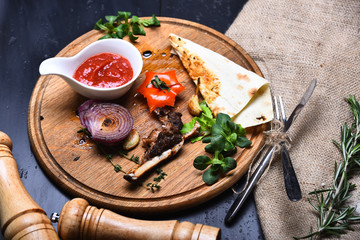 Roasted steak with tomato, flatbread and onion. American dish