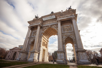 Fototapeta premium Historyczny marmurowy łuk Arco della Pace, plac Sempione, Mediolan, Lombardia, Włochy