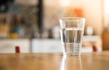 Klares Wasserglas in Küche, Morgen