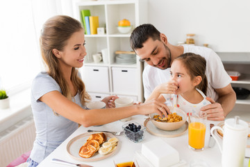 Obraz na płótnie Canvas happy family having breakfast at home