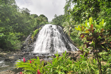 Naklejka premium Kepirohi Waterfall located in Madolenihm Municipality, Pohnpei, Micronesia. 