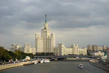 Fototapeta na wymiar Riverview, a high-rise on the waterfront in Moscow, filmed from the bridge at the Park 