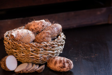 Eddo Knollen in einen Flechtkorb