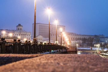 мост через Москва река на фоне вечернего города под освещением фонарей