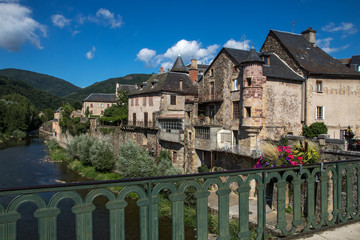 Village de Saint Geniez d' Olt ,au bord du Lot , en aveyron , France