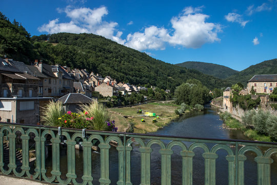 Village de Saint Geniez d' Olt ,au bord du Lot , en aveyron , France
