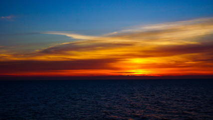 Fototapeta na wymiar Sonne und Wolken auf dem Meer