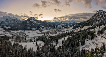 Das Allgäu im Winter / Blick auf das Ostrachtal und Bad Hindelang