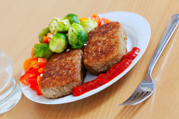 Grilled meat cutlets with vegetables