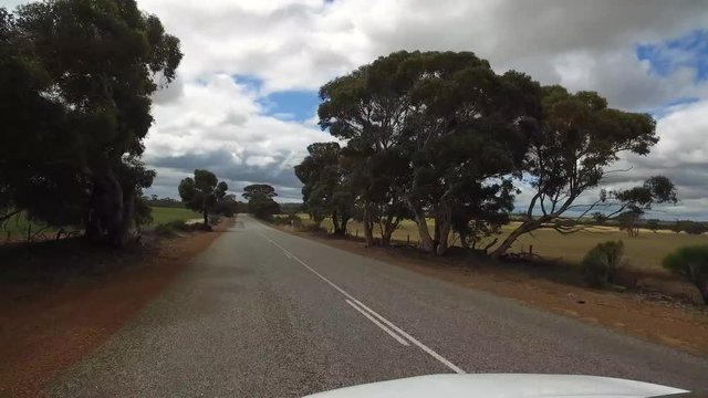 Autofahrt auf Highway in West-Australien mit Kamerablickrichtung von links, teilweise über die weiße Motorhaube
