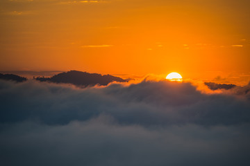 Obraz premium Fog and sun on the mountain view point