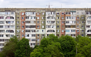 Стена старого жилого панельного многоквартирного...