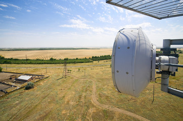 Радиорелейная антенна для сотовой связи,  вид крупно