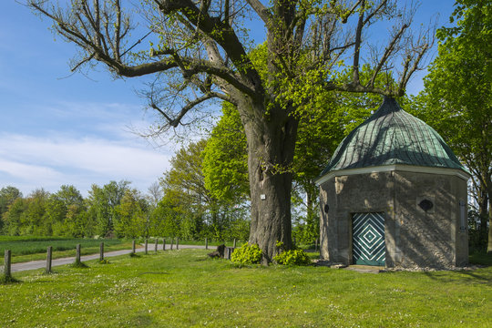 Bergkapelle im Fr&uuml;hling