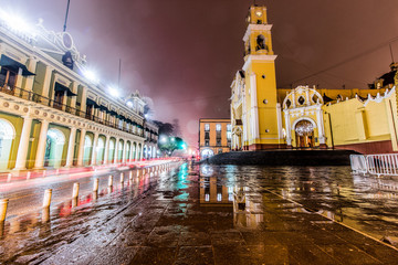 Catedral y Palacio de gobierno en el centro de Xalapa, Veracruz.
