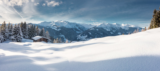 Winterpanorama mit Hütte in den österreichischen Alpen