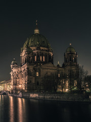 Fototapeta na wymiar Berliner Dom in der Nacht