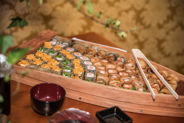 Sushi em mesa de evento comida japonesa  