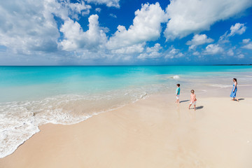 Obraz premium Mother and kids at tropical beach