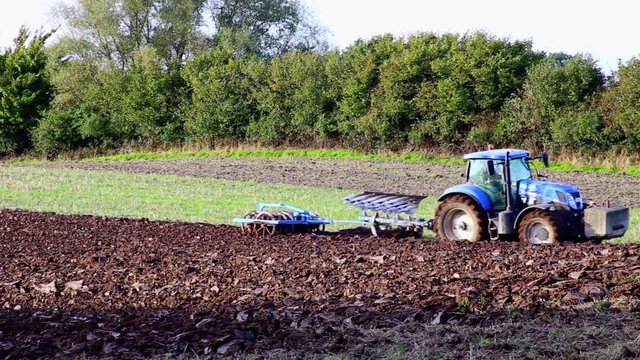 Traktor pfl&uuml;gt Feld um, Landwirtschaft