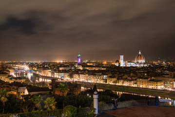 フィレンツェ　ライトアップされたドゥオーモと町並み