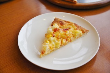 レストランで提供されたピザ