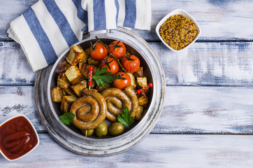 Round fried sausages with vegetables