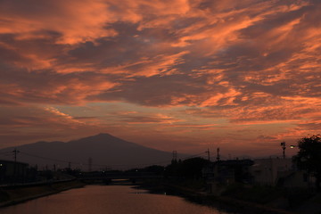 Obraz premium 酒田市内から遠望した鳥海山と朝焼け Mt.Chokai and Morning glow 