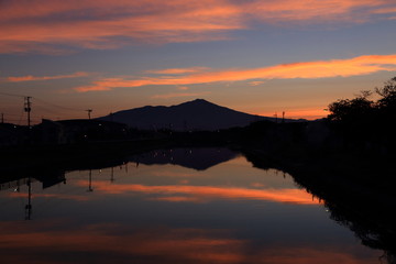Obraz premium 酒田市内から遠望した鳥海山と朝焼け Mt.Chokai and Morning glow 