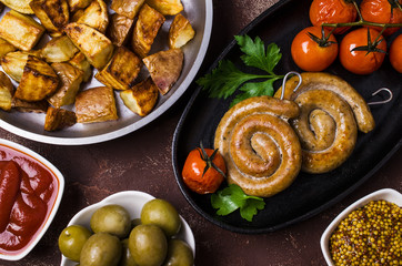 Round roast sausages with vegetables