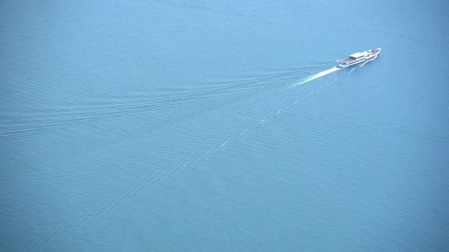Battello in navigazione sulle acque del lago di Lugano time lapse