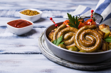 Round roast sausages with vegetables