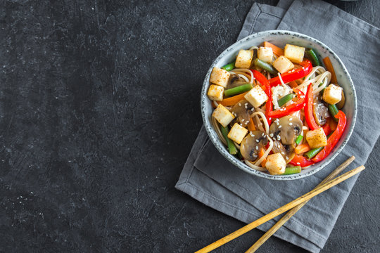 Stir fry with udon noodles, tofu and vegetables