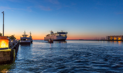 Obraz premium Sonnenuntergang am Hafen von Warnemünde an der Ostsee