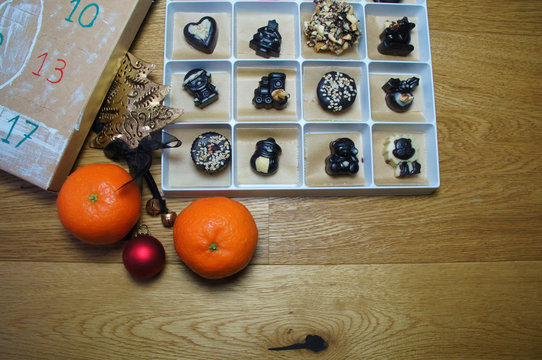 Weihnachtlicher Adventskalender mit Pralinen aus Schokolade