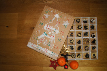 Weihnachtlicher Adventskalender mit Pralinen aus Schokolade