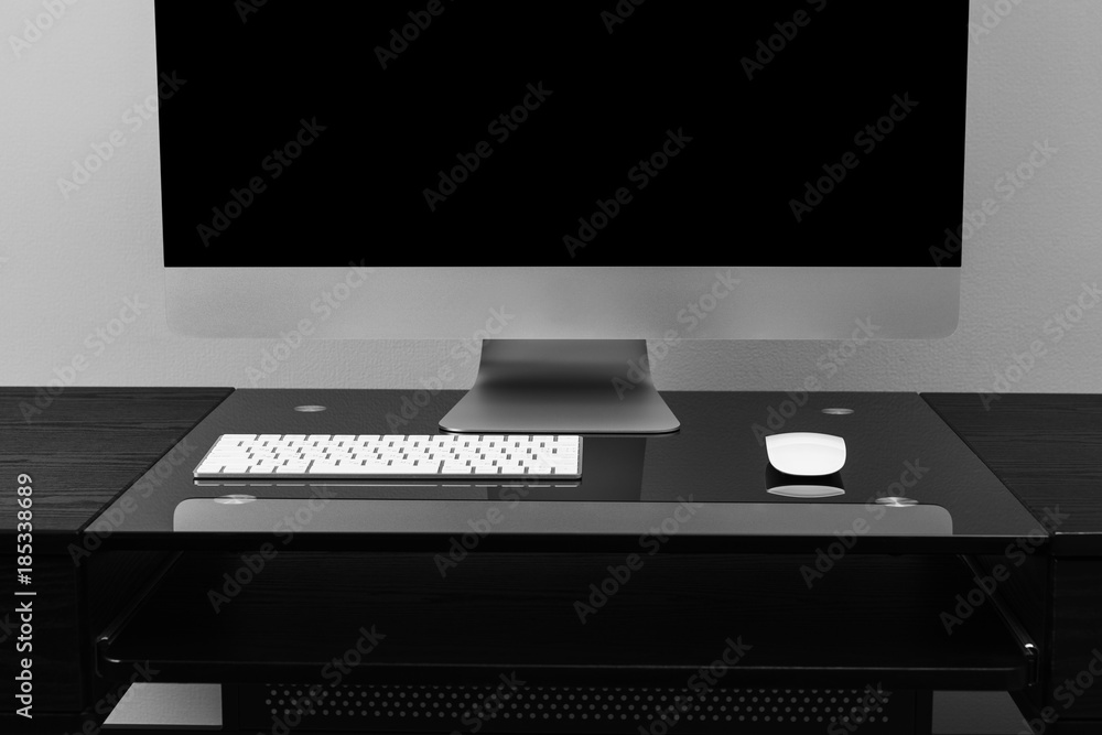 Poster 5k computer on a table in an office