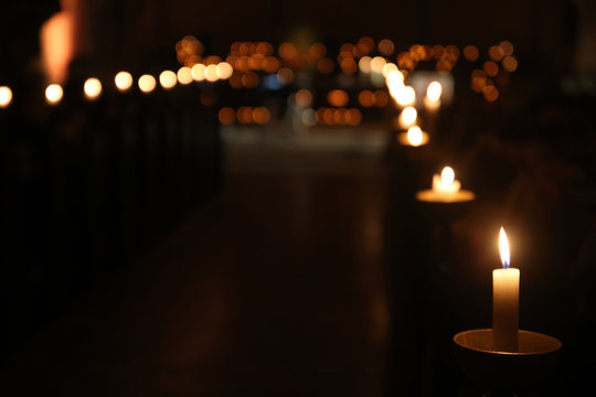 Kerzenreihe in einer Hamburger Kirche bei der Nacht der Kirchen.Where: Hamburg.When: 16.09.2017.