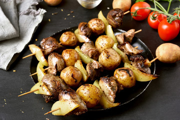 Skewers from chicken liver and vegetables