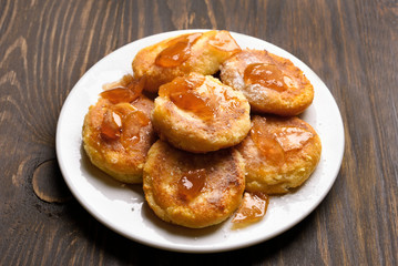 Obraz na płótnie Canvas Curd cheese pancakes with caramelized apple slices