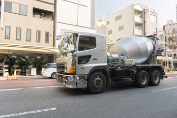 ミキサー車 市街地