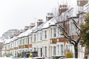 Obraz premium Terraced houses covered with snow around West Hampstead area in London