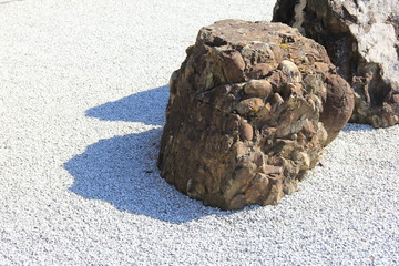 白砂の上に据えられた岩(宮城県)