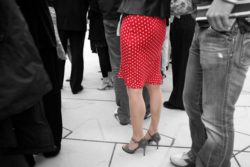 Obraz premium Auf einer Tangoparty sind Beine der Tänzer zu sehen. Schlanke Beine einer Tangotänzerin in Farbe vor Schwarz-Weiss-Hintergrund.Where: Hamburg, Magellan-Terrassen.