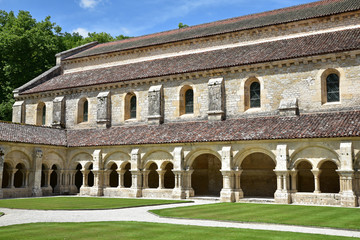 Obraz premium Cloître à l'abbaye cistercienne de Fontenay en Bourgogne, France