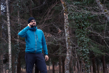 Llamando por telefono en el bosque