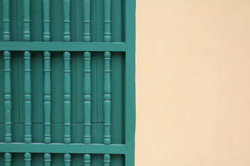 grün gelbe Farbkomposition mit geschnitztem Holzfenstergitter in grün und verputze Mauer in hellgelb .Where: Havanna, Cuba.When: 15.11.2015.