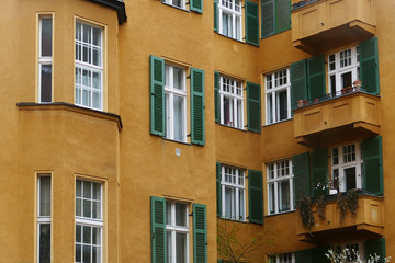 Fototapeta na wymiar Gelbe Fassade mit grünen Fensterläden