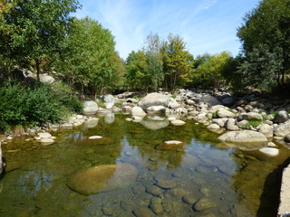 Rio en Jarandilla de la Vera, pueblo de la provincia de Cáceres, en la comunidad autónoma de...