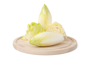 Chicoree, ganz, halbiert